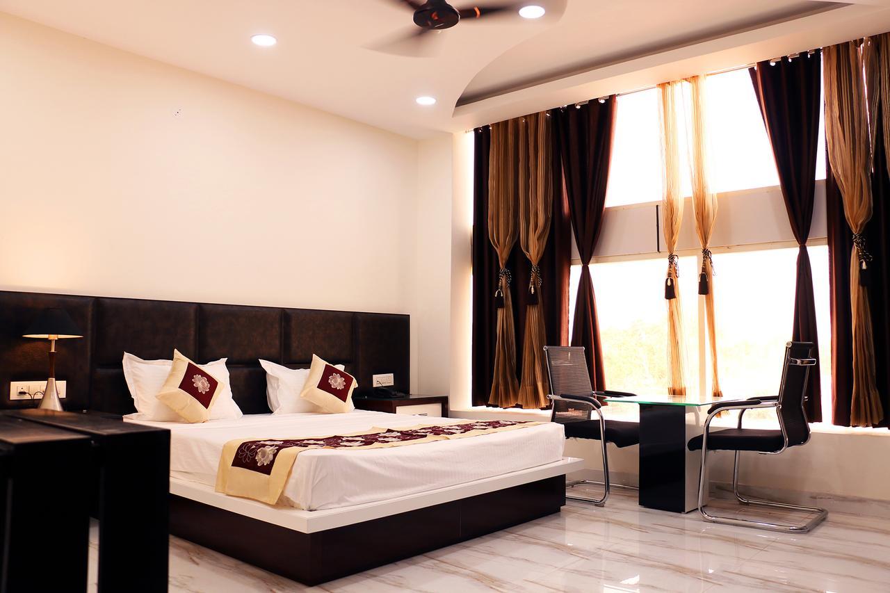 Hotel Neelam Moga Ludhiana Exterior photo